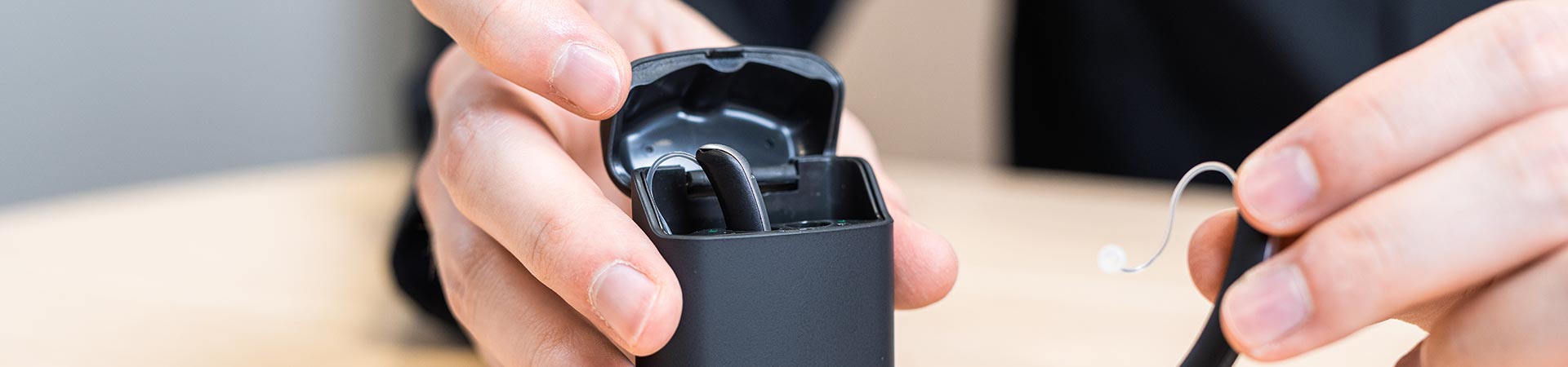 Optik Müller - Hörgeräte sicher verpackt